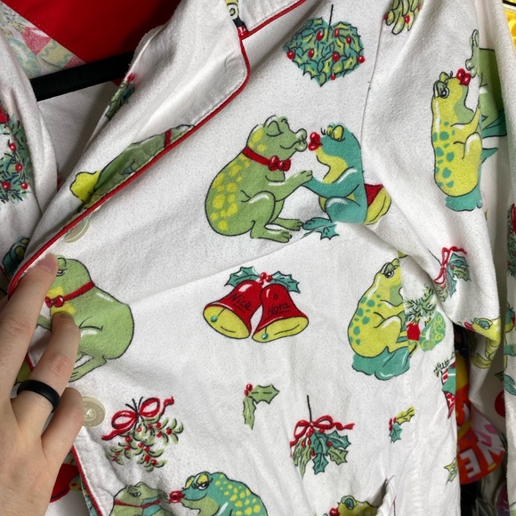 Nick and Nora Christmas frogs pajama top - Picture 5 of 9